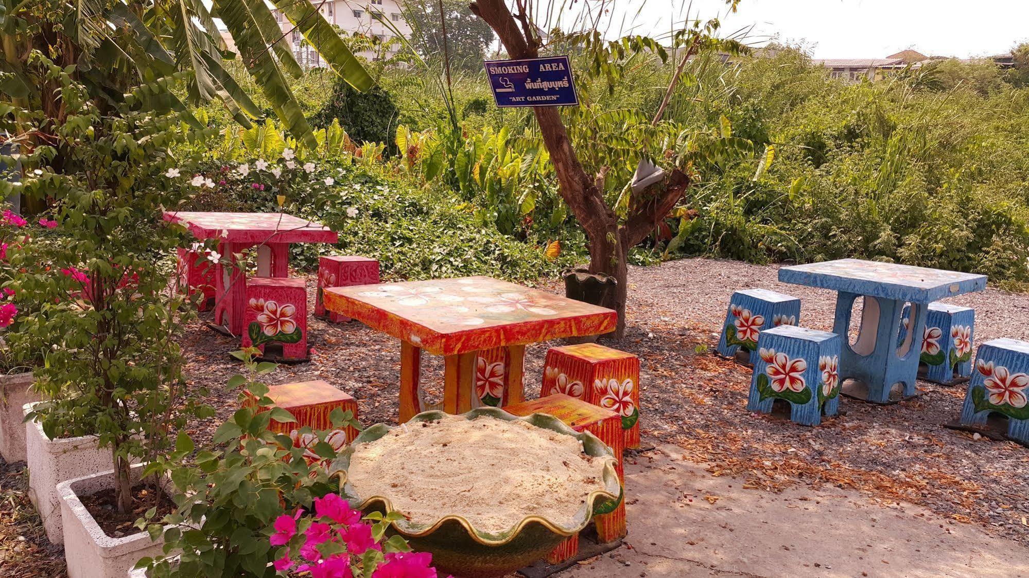 Suansin Art Garden Aparthotel Ban Lat Krachaeng Bagian luar foto